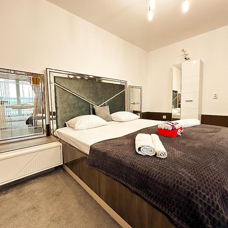 The Royal - Studio With Balcony & Panoramic View Craiova Kültér fotó